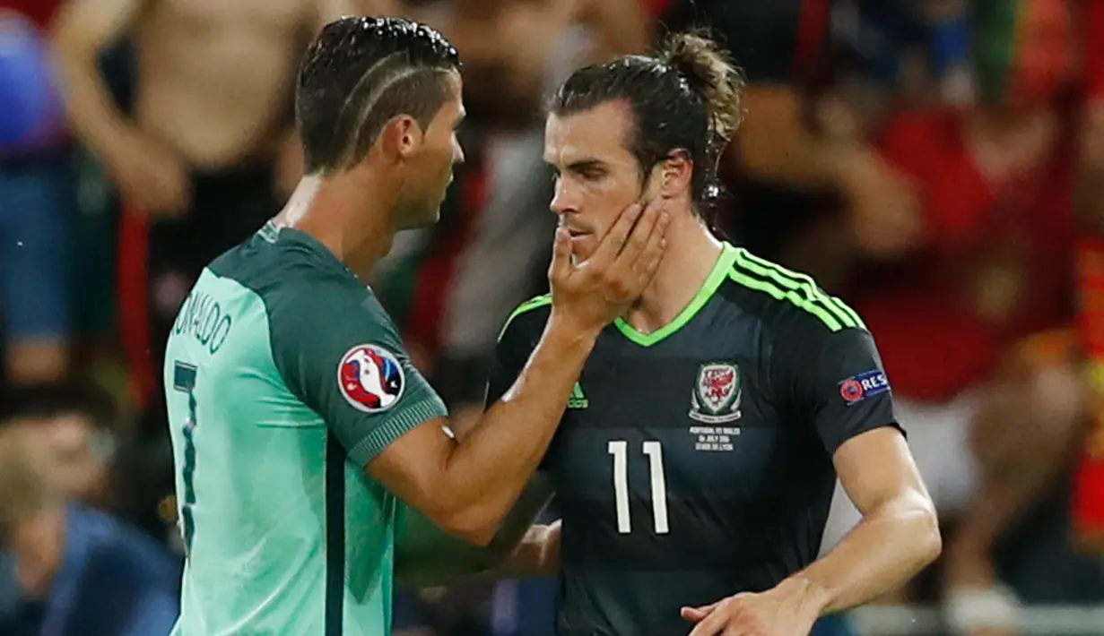 Cristiano Ronaldo dan Gareth Bale usai menjalani laga Semi Final Piala Eropa 2016 di Parc Olympique Lyonnais, Perancis, Kamis (7/7). Portugal menang atas Wales dengan skor akhir 2-0. (REUTERS)