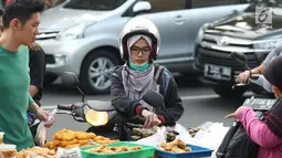 Warga memilih jajanan untuk berbuka puasa di sekitar Jalan Panjang Kelapa Dua, Jakarta, Selasa (7/5/2019). Beragam menu jajanan dijajakan pedagang musiman selama Ramadan. (Liputan6.com/Helmi Fithriansyah)