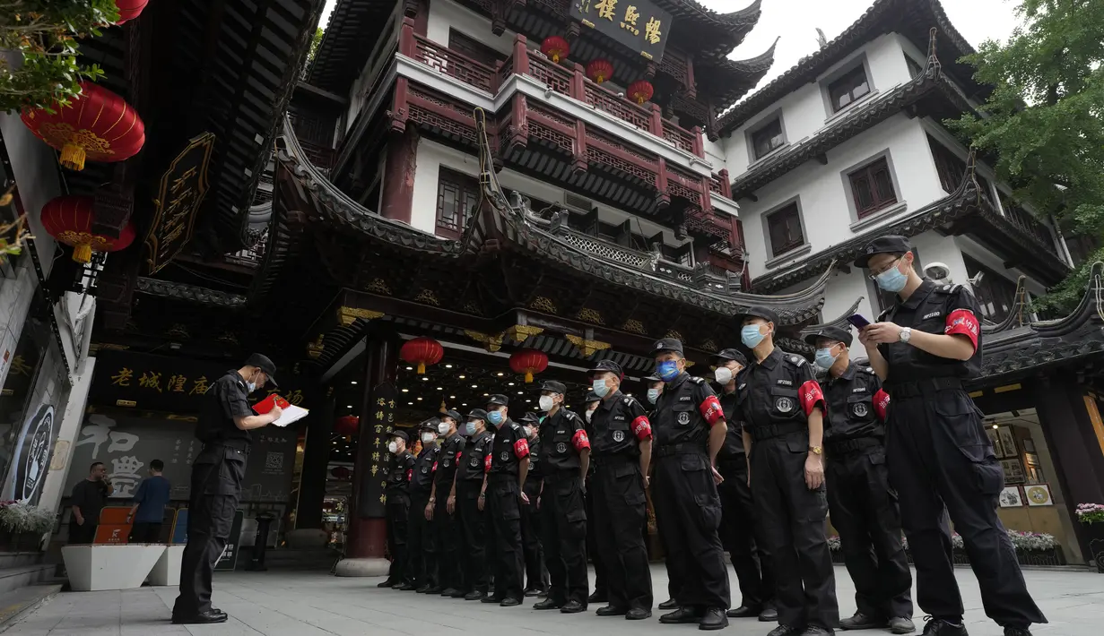 Petugas keamanan bersiap untuk bertugas di Yu Garden Mall di Shanghai (2/6/2022). Lalu lintas, pejalan kaki dan pelari muncul kembali di jalan-jalan Shanghai ketika kota terbesar di China mulai kembali normal di tengah pelonggaran penguncian COVID-19 dua bulan yang ketat atas penerapannya. (AP Photo/Ng Han Guan)