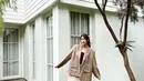 Cantiknya Dewi Paramita yang sering dipanggil Mici ini mengenakan atasan tank top hitam dengan rok bernuansa cokelat muda, ditumpuknya dengan oversized blazer cokelat yang senada. [Foto: Instagram/parramitha]