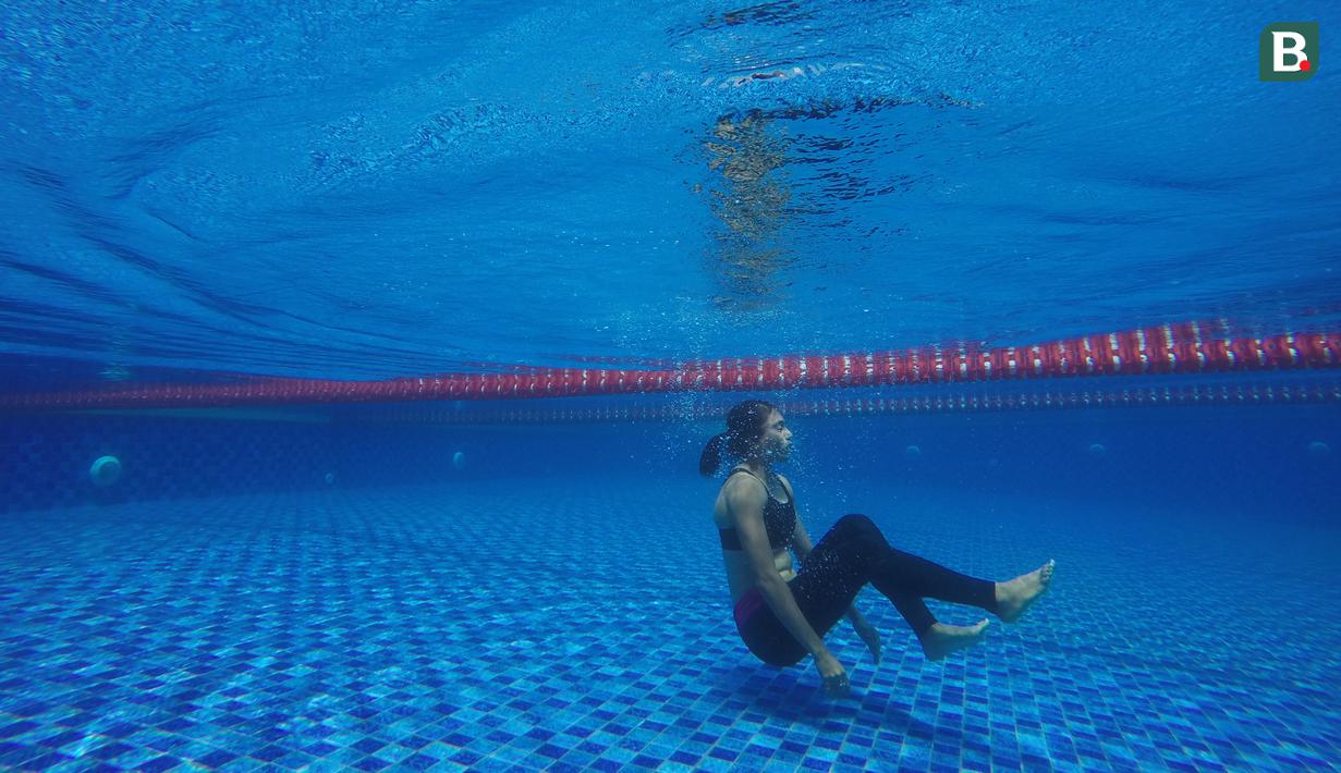 Atlet lompat jauh Indonesia, Maria Londa, menyelam saat latihan fisik di Hotel Century Senayan, Jakarta, Jumat (11/5/2018). Latihan ini merupakan persiapan jelang Asian Games XVIII. (Bola.com/Vitalis Yogi Trisna)