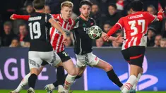 Gelandang PSV Eindhoven Jerdy Schouten (tengah kiri) berebut bola dengan Declan Rice (Arsenal) saat leg pertama 16 besar Liga Champions 2024/2025 yang digelar di Philips Stadion, Eindhoven, pada tanggal 4 Maret 2025 waktu setempat atau Rabu (5/3/2025) dini hari WIB. (JOHN THYS/AFP)