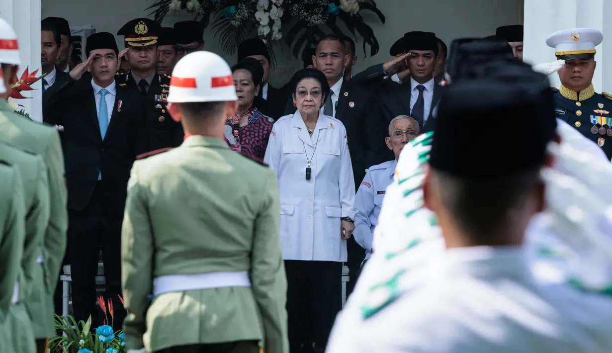 Tampak Ketua Dewan Pengarah Badan Pembinaan Ideologi Pancasila (BPIP), Megawati Soekarnoputri mengenakan seragam putih khas BPIP ketika mengikuti peringatan Hari Lahir Pancasila di Gedung Pancasila, kompleks Kementerian Luar Negeri di Jakarta, pada Senin 2 Juni 2025. (YASUYOSHI CHIBA/AFP)