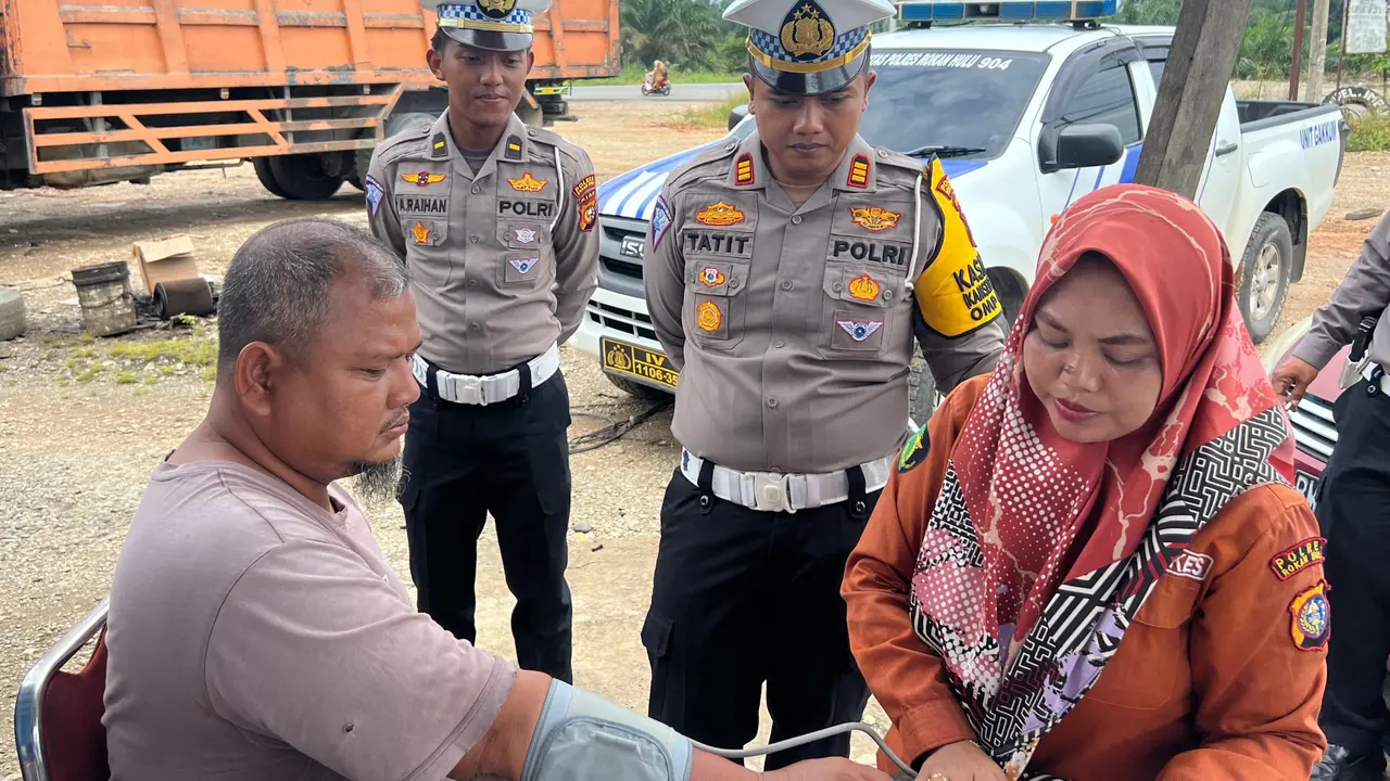 Kasat Lantas Polres Rokan Hulu AKP Tatit Rizkyan Hanafi SIK melihat pengecekan kesehatan sopir truk dalam rangkaian HUT Lalu Lintas Bhayangkara.