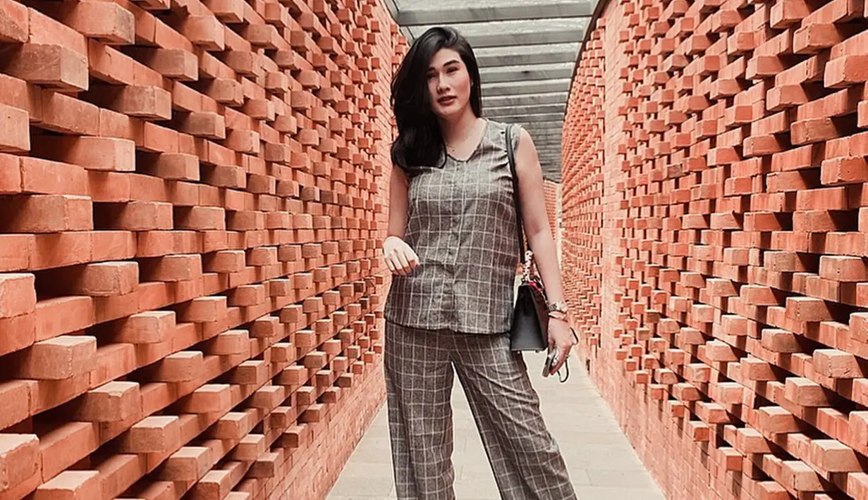 Gaya Stevie Agnecy saat menggunakan busana setelan seperti ini juga bisa dijadikan inspirasi. Berpenampilan cukup simple, ia juga memilih tak menggunakan aksesoris berlebih. (Liputan6.com/IG/@steviagnecya)