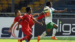 Dua pemain Myanmar U-19 mencoba menahan bola yang yang mengarah ke Ilham Udin Armaiyn (Indonesia) saat berlaga di Stadion GBK Jakarta, (7/5/2014). (Liputan6.com/Helmi Fithriansyah)