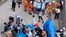 Tim penyelamat memberi penanganan kepada para korban penusukan massal di Kawasaki, dekat Tokyo, Jepang, Selasa (28/5/2019). Belasan korban luka mendapat penanganan dini oleh beberapa ambulans yang langsung bersiaga di lokasi kejadian. (Jun Hirata/Kyodo News via AP)