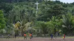 Sejumlah anak dari suku Byak Betew bermain sepak bola setelah misa hari Minggu di pulau Saukabu, satu dari 1.500 pulau di Raja Ampat 20 Agustus 2017. Raja Ampat  yang berarti Empat Raja terdiri dari 1.500 pulau. (AFP Photo/Goh Chai Hin)