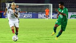 Pemain Persikabo 1973 Ciro Alves (kiri) menggiring bola dijaga ketat pemain PSS Sleman Fandry Imbiri dalam pertandingan lanjutan pekan ke-11 BRI Liga 1. PSS unggul 3-2 atas Persikabo 1973.(Bola.com/Nandang Permana)