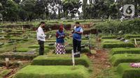 Umat Muslim berdoa di makam keluarga saat  melakukan ziarah di Tempat Pemakaman Umum (TPU) Pondok Ranggon, Jakarta, Minggu (04/04/21). Meskipun di tengah pandemi Covid-19 warga tetap melakukan tradisi ziarah kubur menjelang bulan Ramadan. (Liputan6.com/Faizal Fanani)