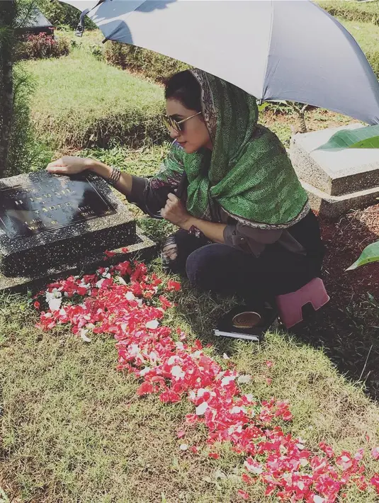 "Ceritanya aku kemarin itu ke salah satu kajian ada ustaz Khalid terus dia mengenai ramadhan, azab kubur juga jadi memang agak touchy." kata Asha Syara saat ditemui di kawasan Tendean, Jakarta Selatan, Selasa (15/5) dilansir dari Kapanlagi.com.