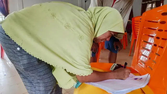 Anggota Kopsa-M di Desa Pangkalan Baru, Kabupaten Kampar, mendaftar untuk mendapatkan talangan hak panen sawit yang disediakan PTPN V.