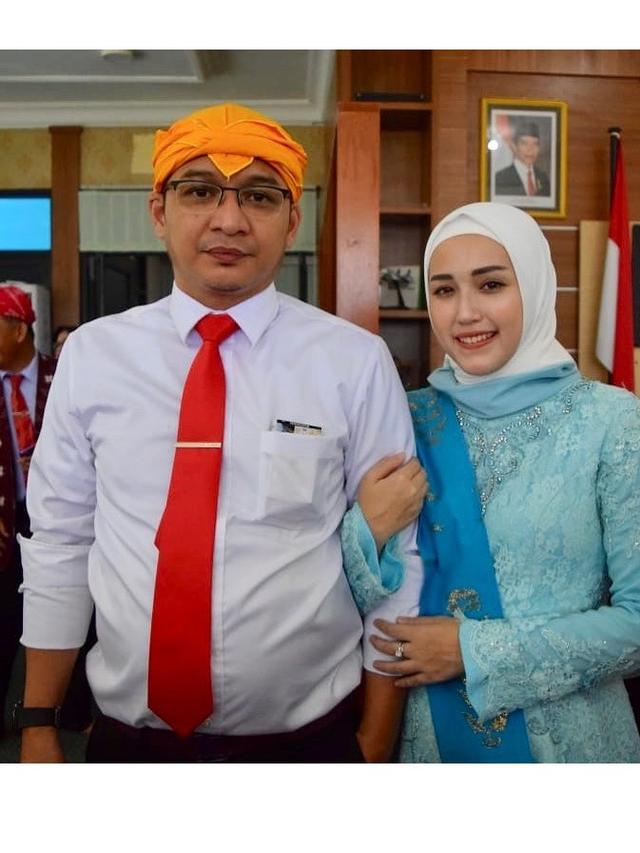 Jadi Istri Pejabat, Ini 6 Potret Setia Adelia Dampingi Pasha 'Ungu'