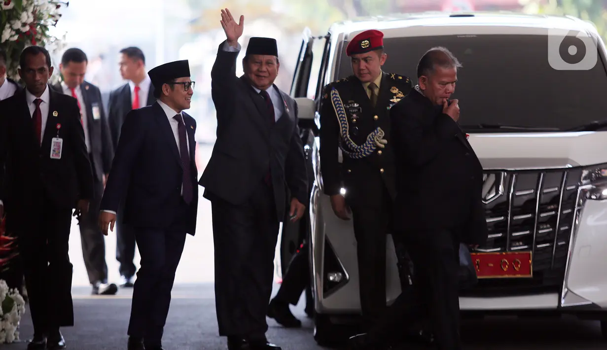Menteri Pertahanan Prabowo Subianto melambaikan tangan saat tiba di lokasi Sidang Tahunan MPR dan Sidang Bersama DPR-DPD Tahun 2023 di Gedung Nusantara, Kompleks Parlemen, Senayan, Jakarta, Rabu (16/8/2023). (Liputan6.com/Johan Tallo)