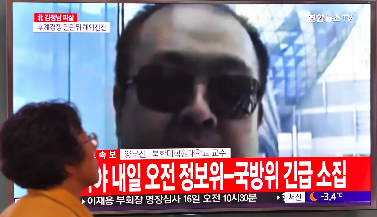 Seorang pria menonton siaran berita kematian kakak tiri pemimpin Korea Utara (Korut) Kim Jong-un, Kim Jong-nam, di Seoul, Korea Selatan, Selasa (14/2). Jong-nam dikenal sebagai penentang rezim keluarganya dan menuntut reformasi Korut. (JUNG YEON-JE/AFP)