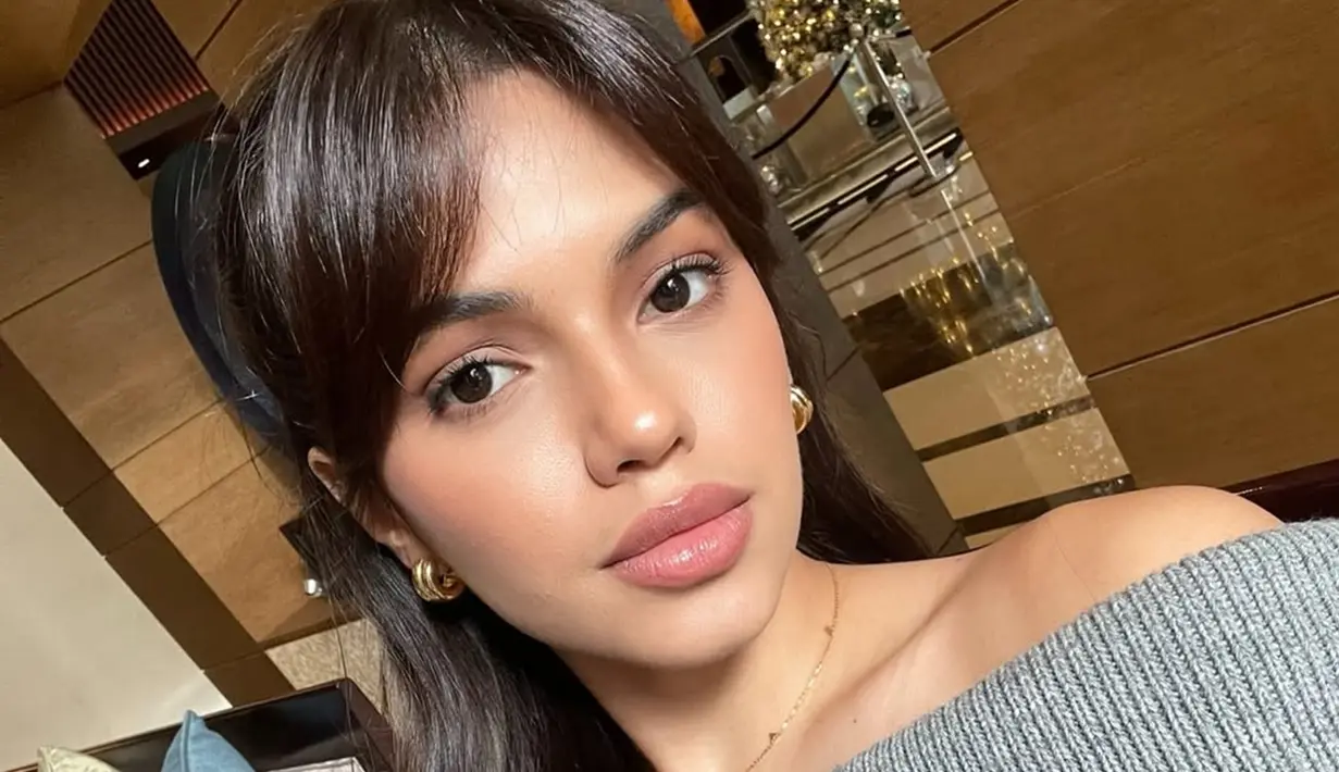 Jadi pemenang GADIS Sampul di usia 16 tahun, penampilan Carmela di usia 24 tahun ini bikin pangling. Seperti diketahui, bintang film Habibie & Ainun 3 ini lahir pada 26 Februari 2000. Terjun ke dunia seni peran, Carmela masuk jajaran artis muda jebolan GADIS Sampul yang sukses menjadi artis. Blasteran Indonesia – Belanda, Carmela Van der Kruk pancarkan pesona berbeda. (Liputan6.com/IG/@carmelavdkruk)