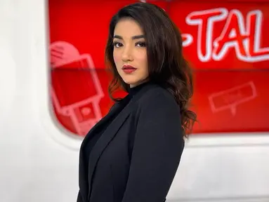 Tampil dengan setelan formal berwarna hitam, penampilan Tsania Marwa satu ini tak lepas dari perhatian netizen. Melalui akun Instagram, wanita kelahiran 5 April 1991 ini kerap mengunggah berbagai gaya OOTDnya. (Liputan6.com/IG/@tsaniamarwa54)