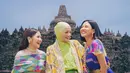 Prilly Latuconsina, Cut Mago dan Shenina Cinnamon tampak berfoto bersama. Sama dengan Prilly, mereka pun kompak mengenakan kain Nusantara dengan berbagai warna. (Liputan6.com/IG/@prillylatuconsina96)