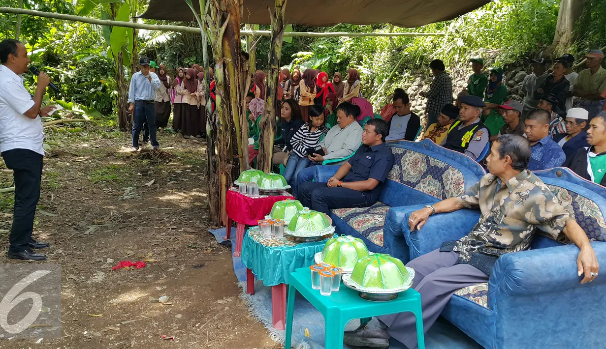 Suasana peresmian Jembatan Asa Asa ke-8 yang berada Desa PAO Kec.Tombolopao Kab.Gowa, Sulawesi Selatan, Minggu (20/3). Peresmian dilakukan 20 Maret 2016 oleh GM Planning Schedulling and Research Development SCTV, Doni Arianto. (Liputan6.com/dok SCTV)
