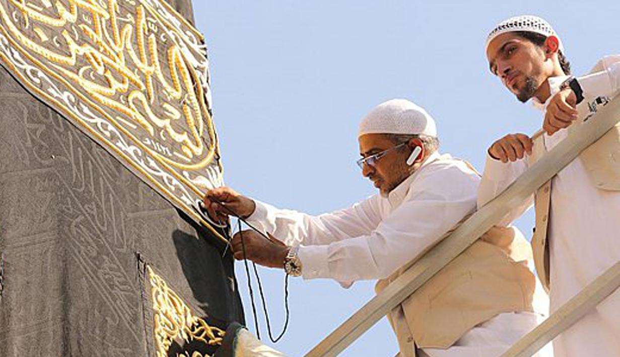Mitos tentang Kiswah atau penutup Kabah yang memiliki keberkahan membuat sebagian jemaah haji nekat menggunting Kiswah. Mereka menjadikan kiswah sebagai ajimat keberuntungan sepulang dari Mekkah ke Tanah Air. (Alriyadh.com)