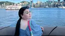 Di Victoria Harbour Hong Kong, Clarissa menikmati udara segar pinggir laut yang sejuk. Area pelabuhan ini memang ramai dengan pelancong karena pemandangan tepi lautnya yang indah. Selain itu, Clarissa juga tampak menikmati sejumlah float yang lalu lalang melintas di pelabuhan ikonik tersebut. (Liputan6.com/IG/@clarissaputri_)