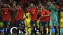 Para pemain Spanyol menyapa suporter merayakan kemenangan atas Swedia pada laga Kualifikasi Piala Eropa 2020 di Stadion Santiago Bernabeu, Madrid, Senin (10/6). Spanyol menang 3-0 atas Swedia. (AFP/Pierre-Philippe Marcou)