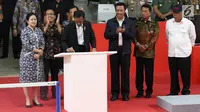 Presiden Jokowi (tengah) foto bersama sejumlah atlet dan menteri usai meresmikan hasil renovasi Istora Senayan, Jakarta, Selasa (23/1). Istora Senayan akan menjadi salah satu arena Asean Games 2018. (Liputan6.com/Angga Yuniar)