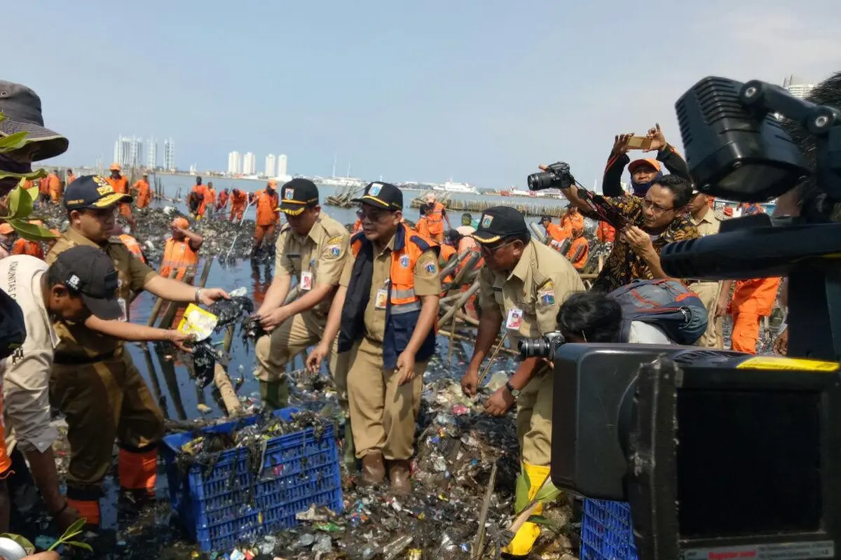 Anies Baswedan meninjau pembersihan sampah di Muara Angke