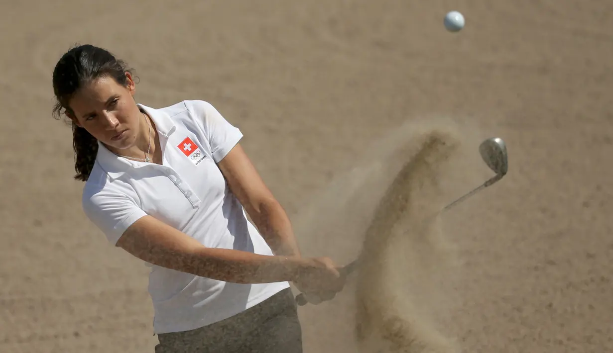 Pegolf asal Swiss, Albane Valenzuela memukul bola selama putaran latihan menembak pada ajang kompetisi golf Olimpiade Rio 2016 di  Olympic Golf Course, Rio de Janeiro, Brasil (16/8). (REUTERS/Andrew Boyers)