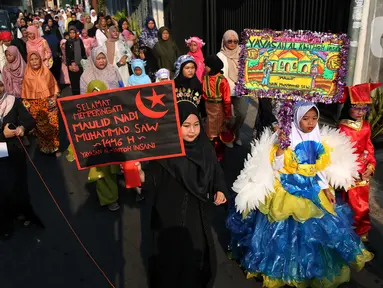 Anak anak binaan Yayasan Al Ikhtoh Insani bersama warga sekitar melakukan Kirab Sekaten memperingati Maulid Nabi Muhammad SAW di Pisangan Timur, Jakarta Timur, Minggu (15/9/2024). (Liputan6.com/Angga Yuniar)