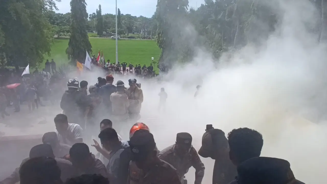 Situasi aksi mahasiswa di depan gedung DPRD NTT (Liputan6.com/Ola Keda)