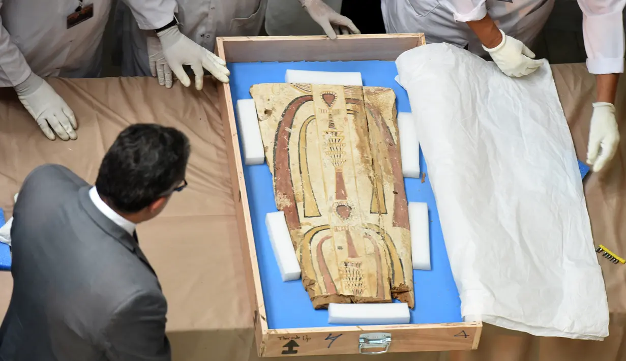 Petugas memperlihatkan sarkofagus kuno di Museum Mesir, Kairo, Selasa (21/6). Artefak kuno tersebut berumur antara abad 16 dan 14 SM dan yang lainnya antara 10 dan 8 SM (AFP PHOTO / Mohamed El-Shahed)