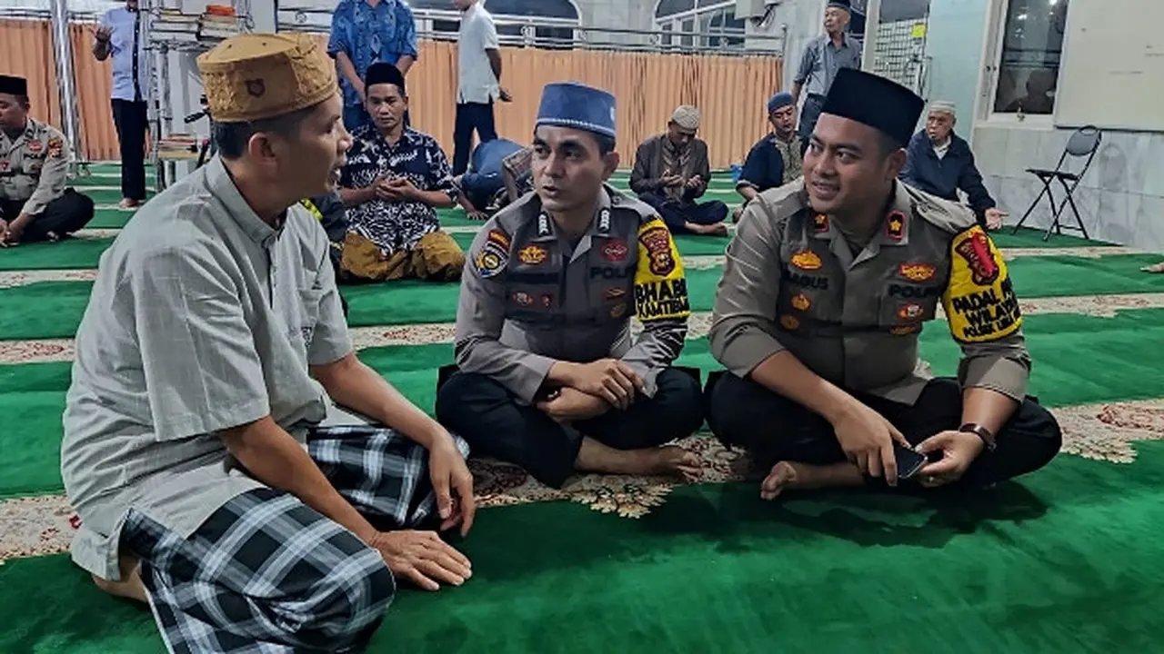 Kepala Polsek Lima Puluh berbincang dengan jemaah masjid mengajak menjaga situasi agar Pemilu berjalan damai.