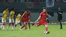 Striker Persija Jakarta, Marko Simic, melakukan tendangan penalti saat melawan Selangor FA pada laga persahabatan di Stadion Patriot, Jawa Barat, Kamis (6/9/2018). Persija kalah 1-2 dari Selangor FA. (Bola.com/M Iqbal Ichsan)