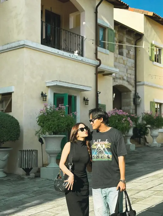 <p>Berkunjung ke blossom bloom, keduanya tampil dengan busana hitam yang serasi. Rizky Febian tampil lebih kasual dengan kaus bermotif dan celana jeans. [@rizkyfbian]</p>