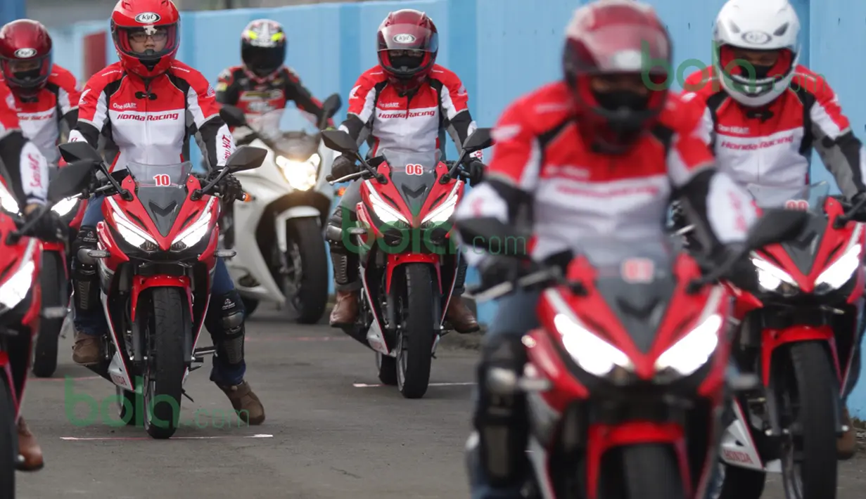 Marc Marquez dan Dani Pedrosa mencoba motor baru Honda di lintasan Sirkuit Sentul, Bogor, Minggu (14/2/2016). (Bola.com/Nicklas Hanoatubun)