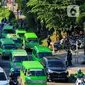 Sejumlah angkutan kota (angkot) berhenti di Jalan Raya Pajajaran tepatnya di depan Botani Square, Bogor, Jawa Barat, Senin (2/3/2020). Pemerintah Kota Bogor akan mengurangi unit angkot dari 1.270 unit menjadi 635 unit angkot di bogor.  (merdeka.com/magang/Muhammad Fayyadh)