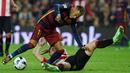 Pemain Barcelona, Neymar (kiri), berebut bola dengan pemain Athletic Bilbao, Aymeric Laporte, dalam pertandingan leg kedua perempat final Copa del Rey di Stadion Camp Nou, Barcelona, Kamis (28/1/2016) dini hari WIB. (AFP/Lluis Gene)