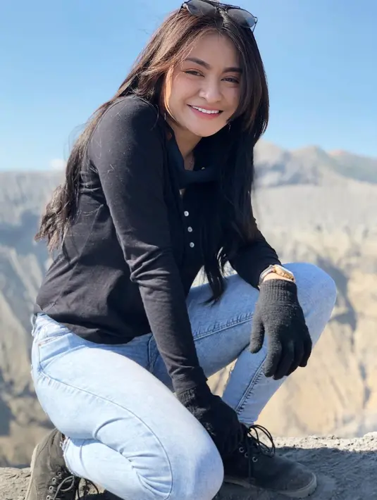 <p>Nathalie Holscher dengan celana jeans [Instagram/nathalieholscher]</p>