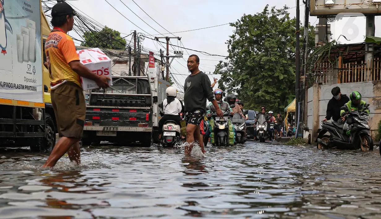 BPBD Jakarta juga memberikan bantuan logistik bagi masyarakat terdampak banjir yang  saat ini masih berada di lokasi pengungsian. (Liputan6.com/Angga Yuniar)