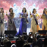 Pemenang utama Miss Jakarta Fair 2025 mendapatkan penghargaan bergengsi beserta sejumlah hadiah./doc. Fimela