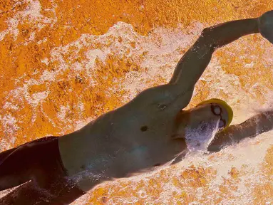 Cameron McEvoy dari Australia beraksi  menjadi yang terdepan dalam  lomba renang 200 m gaya punggung di Aquatics World Champions, Kazan, Rusia, Senin (3/8/2015). Ini merupakan salah satu bentuk kualifikasi untuk Olimpiade 2016. (REUTERS/Michael Dalder)