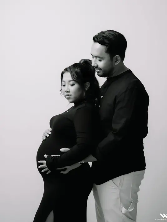 Potret Maternity Shoot Kiky Saputri, Kocak Adu Perut dengan Suami (Sumber: Instagram/kikysaputri)