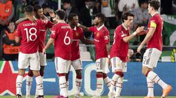 Pemain Manchester United merayakan gol yang dicetak oleh Marcus Rashford ke gawang Real Betis pada leg kedua babak 16 besar Liga Europa di Stadion Benito Villamarin, Jumat (17/3/2023). an United dipastikan melaju ke 8 besar Liga Europa 2022-2023 dengan keunggulan agregat 5-1. (AFP/Jorge Guerrero)
