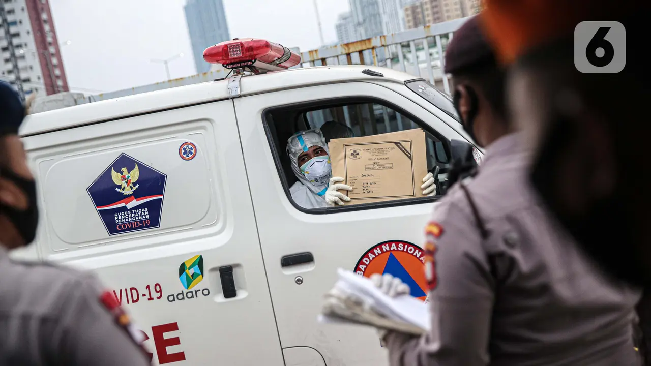 FOTO: Kesibukan Tim Medis Bawa Pasien COVID-19 ke Wisma Atlet