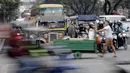 Sebuah mobil Jeepney terjebak di antara kemacetan yang terjadi di Manila, Filipina, Jumat (22/11). Jeepney merupakan transportasi umum paling populer dan sudah menjadi ikon di Filipina. (Bola.com/M Iqbal Ichsan)