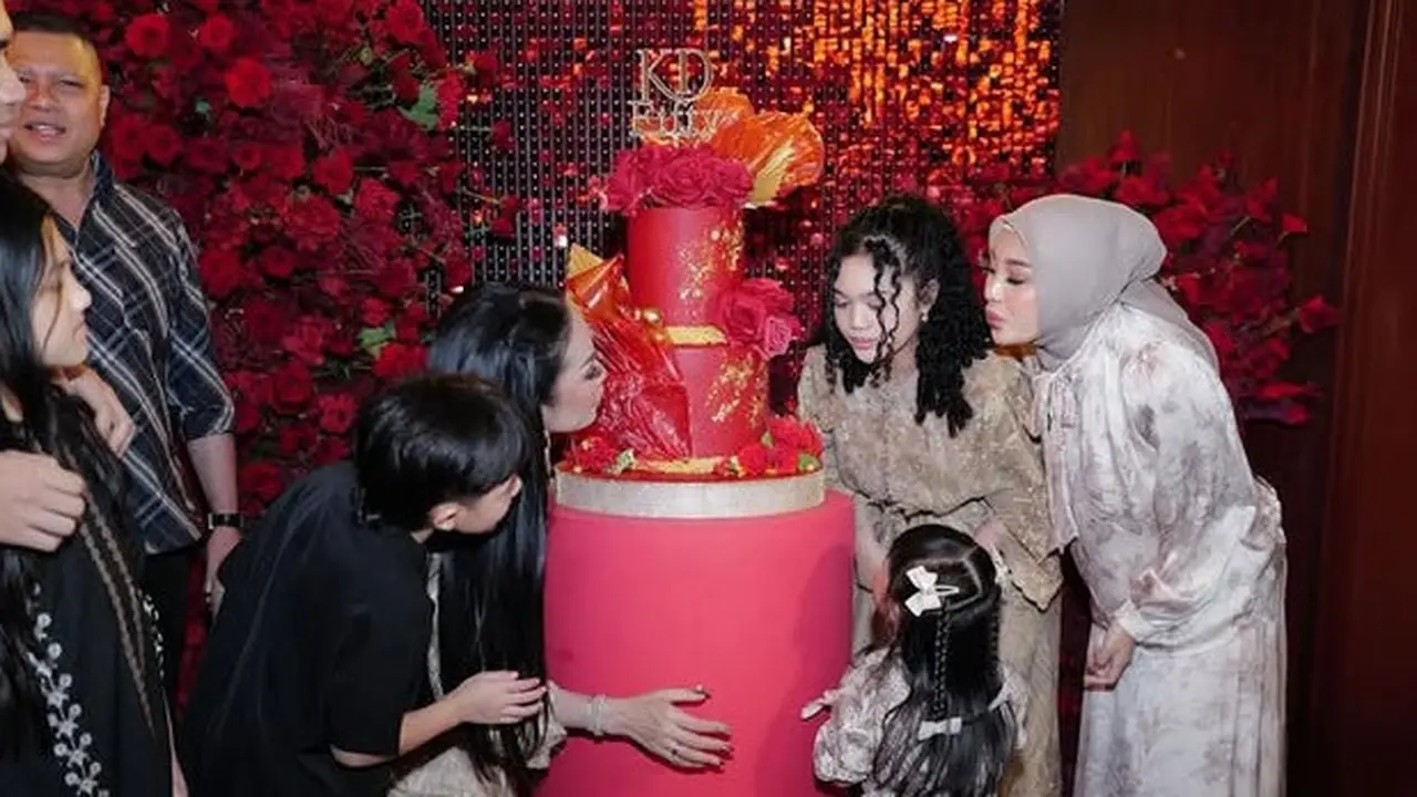 Aurel Hermansyah dan Amora saat Merayakan Ulang Tahun ke-50 Krisdayanti