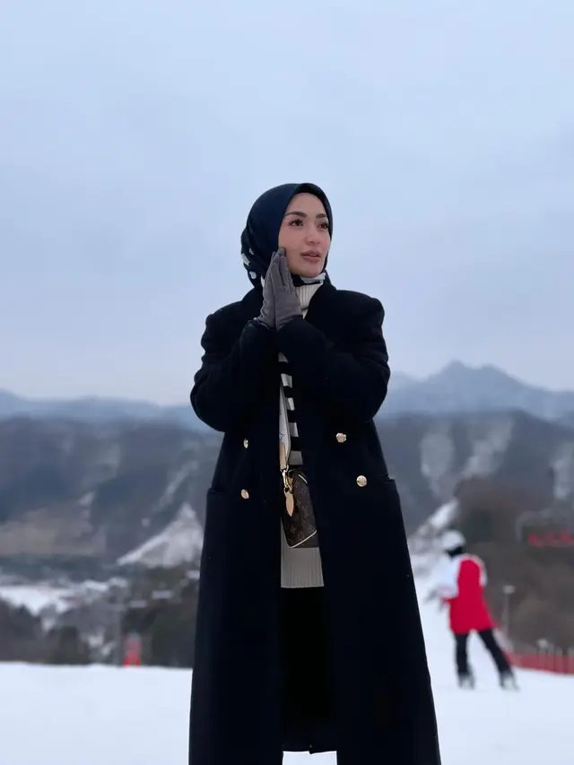 Tak Diundang di Pernikahan Reiner Manopo, Ini 7 Potret Imel PC Liburan di Korea