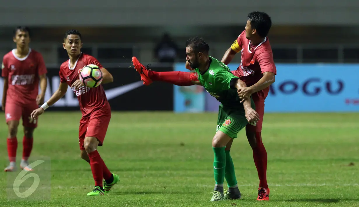 Kapten tim PSM Makassar, Hamka Hamzah (kanan) berebut bola dengan pemain PS TNI di lanjutan LIga 1 Indonesia di Stadion Pakansari, Cibinong, Kab Bogor, Senin (15/5). PS TNI unggul 2-1 atas PSM Makassar. (Liputan6.com/Helmi Fithriansyah)