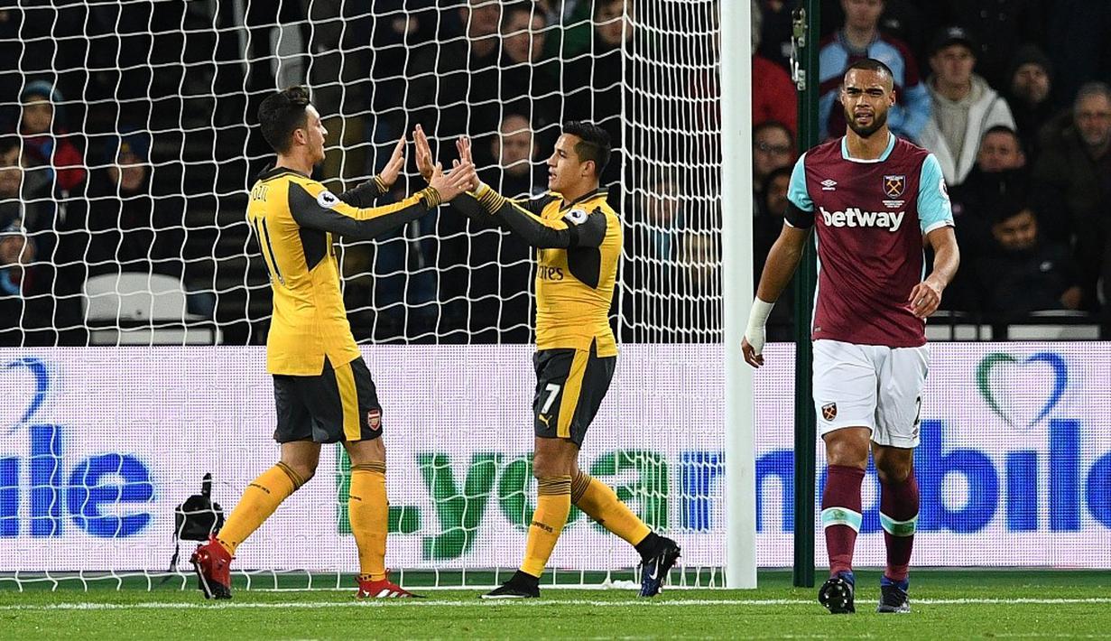 Mesut Ozil dan Alexis Sanchez merayakan gol pertama mereka ke gawang West Ham United. (AFP/Justin Tallis)